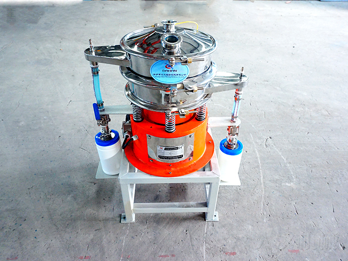 氣體保護振動篩采用304不銹鋼材質，氣體保護軟管，防靜電裝置等制作而成。